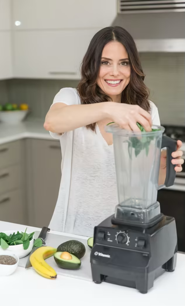 Keri Glassman blending a fresh smoothie